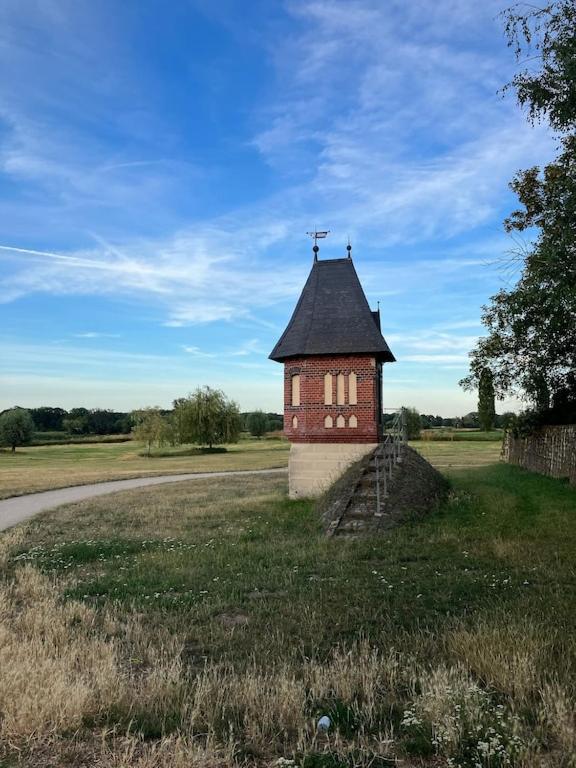 "Ferienwohnung Am Schloss" - Ferienwohnung Mit Blick Auf Das Barbyer Schloss, 5 Gehminuten Bis Zur Elbe Exterior photo