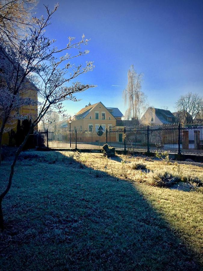 "Ferienwohnung Am Schloss" - Ferienwohnung Mit Blick Auf Das Barbyer Schloss, 5 Gehminuten Bis Zur Elbe Exterior photo